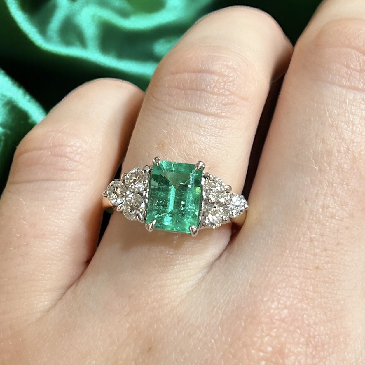 Green emerald rings on sale diamonds